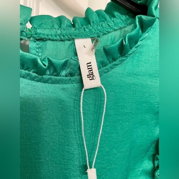 Glam green top with beautiful frill detail around neck & arms. Size L - Picture 6 of 7
